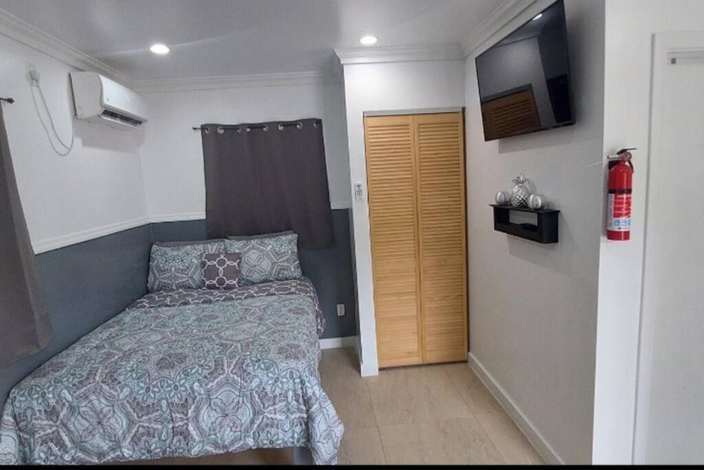 Budget & Basic In Local Neighborhood, 7Min Drive To Downtown Nassau Beach Paradise Apartment Exterior foto