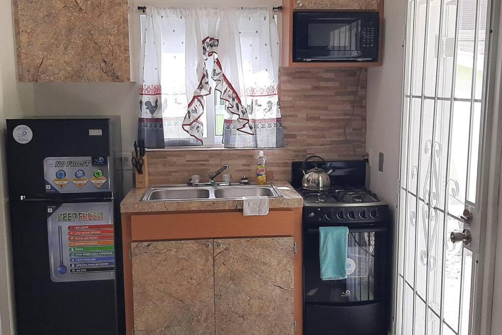 Budget & Basic In Local Neighborhood, 7Min Drive To Downtown Nassau Beach Paradise Apartment Exterior foto